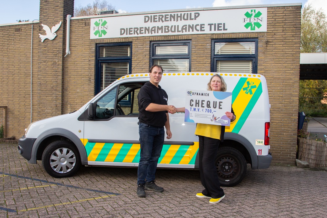 Stichting Dierenhulp Dierenambulance Tiel ontvangt cheque 13:31